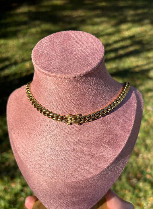 Curbed Gold Accent Chain